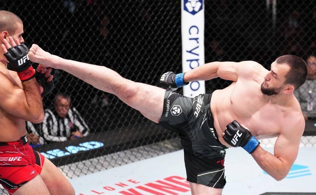 刚刚 曾被李景亮ko的散打沙皇穆斯里穆 在ufc用回旋踢ko对手_比赛