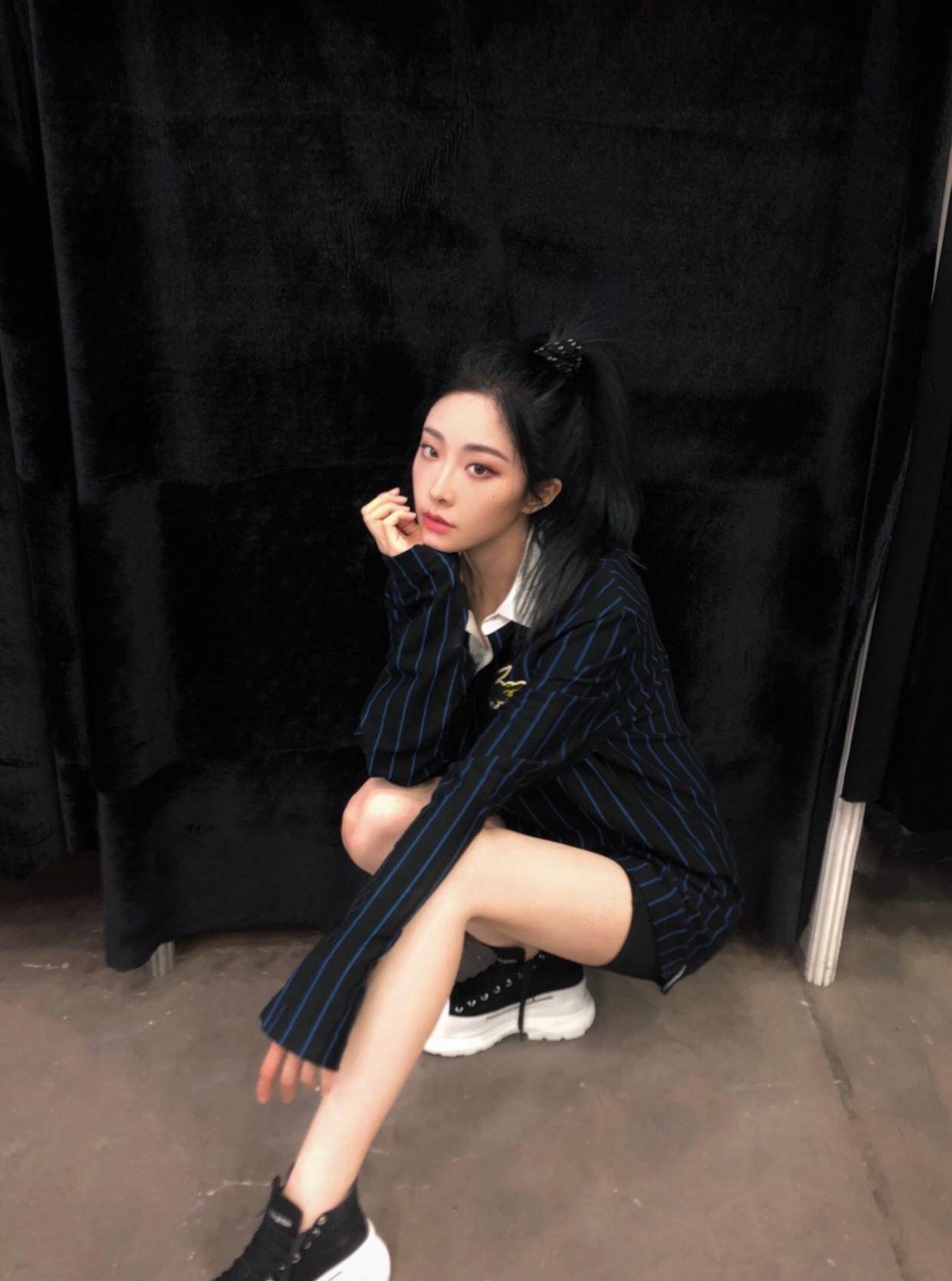 穿黑色露脐装特种兵人设上线,脐钉疤痕太抢眼_感觉_深蓝色_时尚