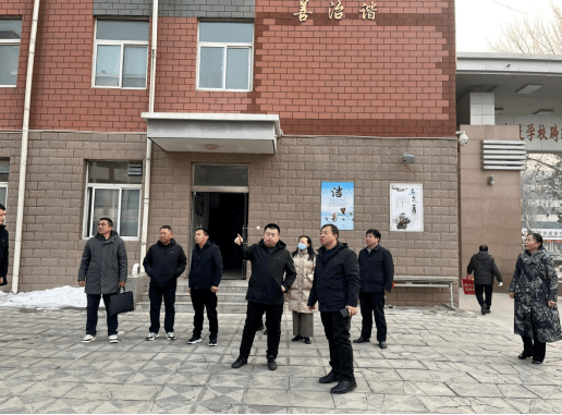 濮阳市华龙区教育局党组成员,副局长乔进献 一行到市实验中学调研指导