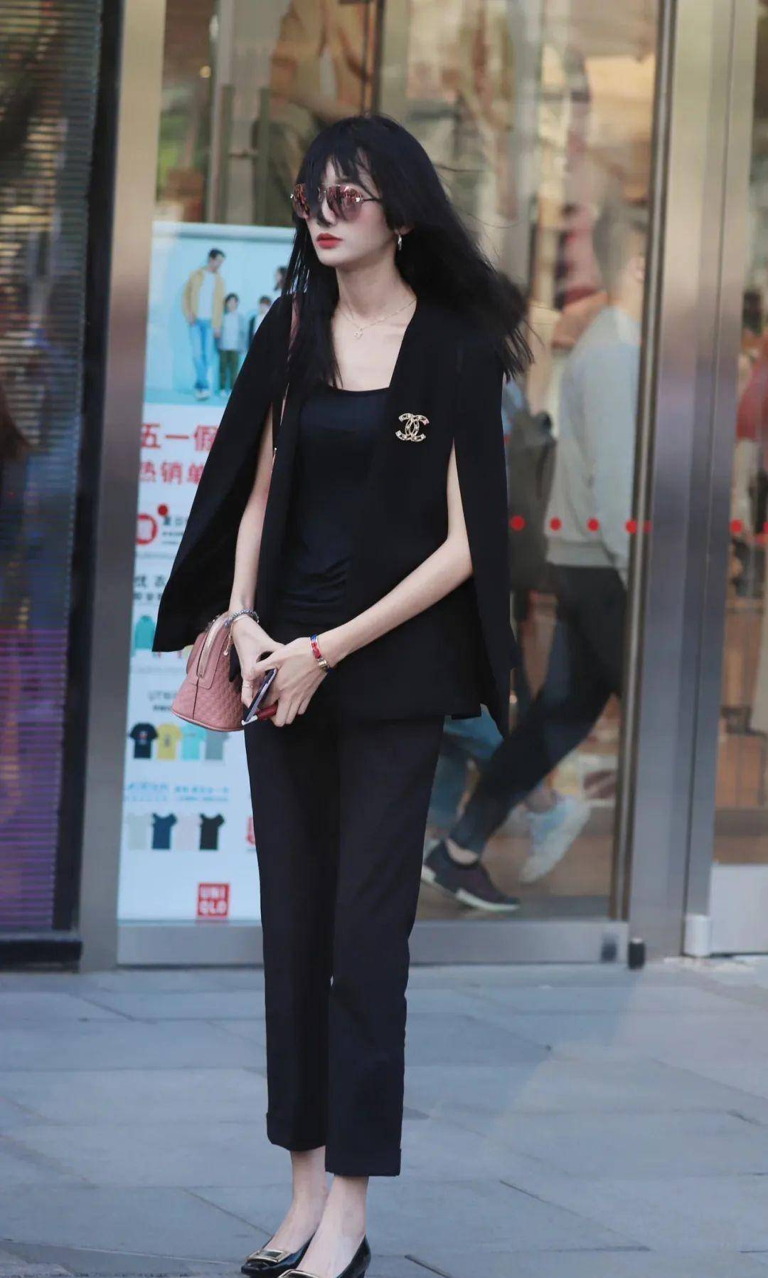 三里屯时尚女孩街头上演造型秀!_魅力_吊带_连衣裙