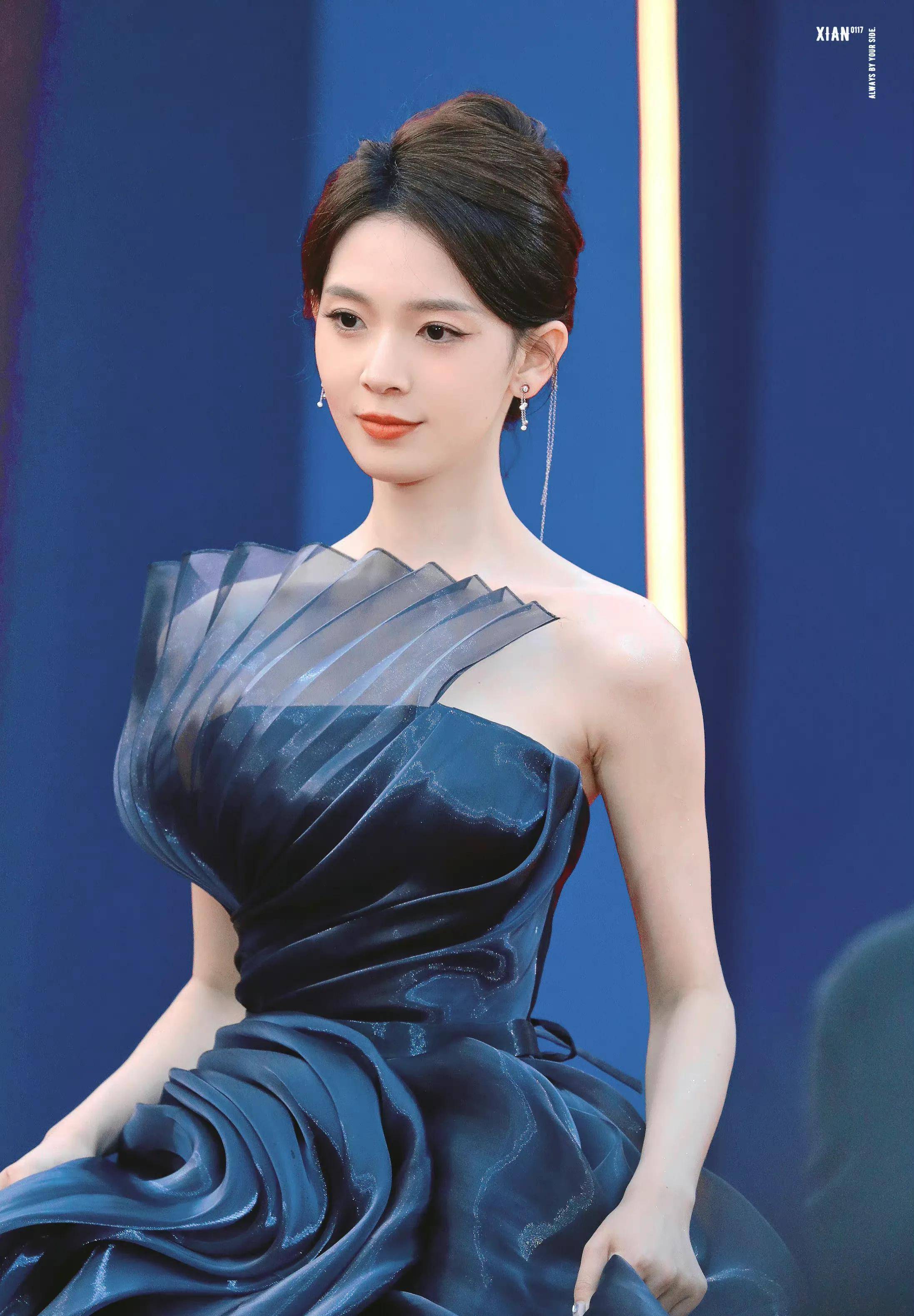 陈瑶海军蓝抹胸连衣裙仙气十足,天鹅颈好曼妙,整个人都