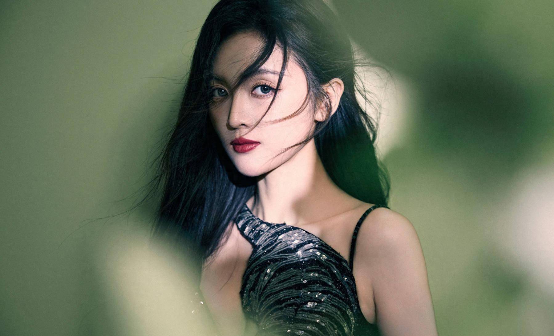 吴宣仪大片释出,银丝虎纹裙造型性感,发丝飘逸眼神犀利气场全开