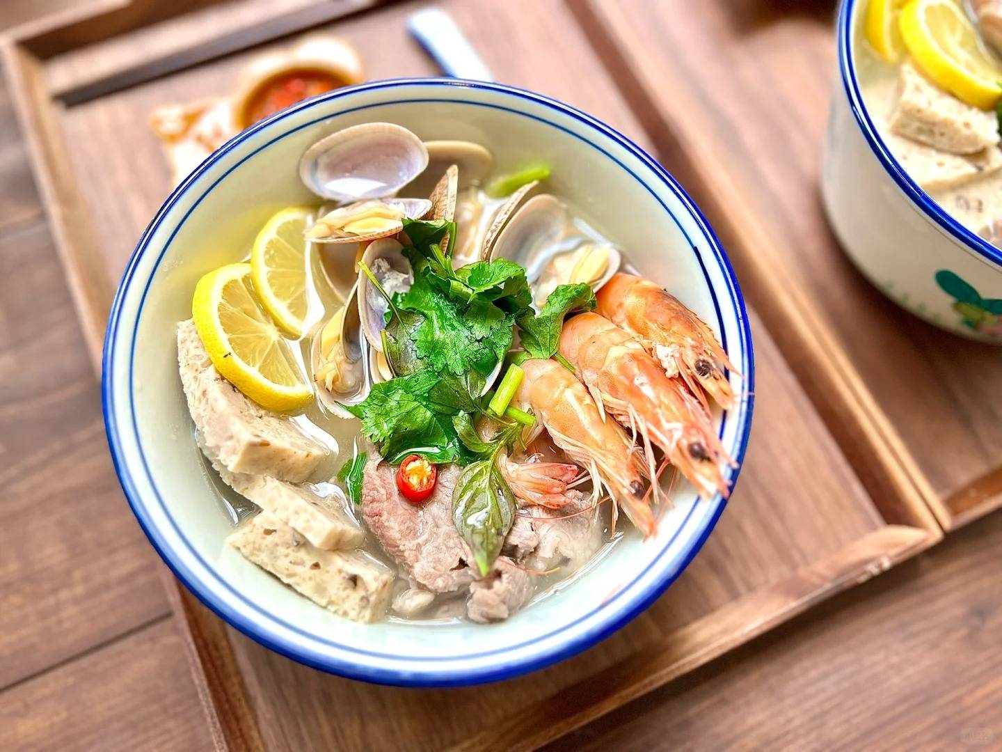 放入粿条烫10秒后捞出放碗里31566鸡汤简单调味(鱼露或盐)分别把