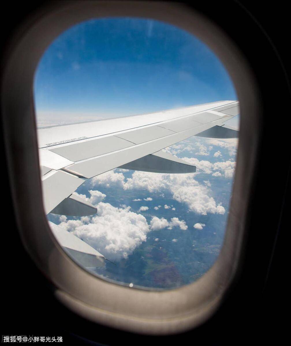 有些飞机的窗户上有一个小孔,它有什么作用?让氧气自由进出?
