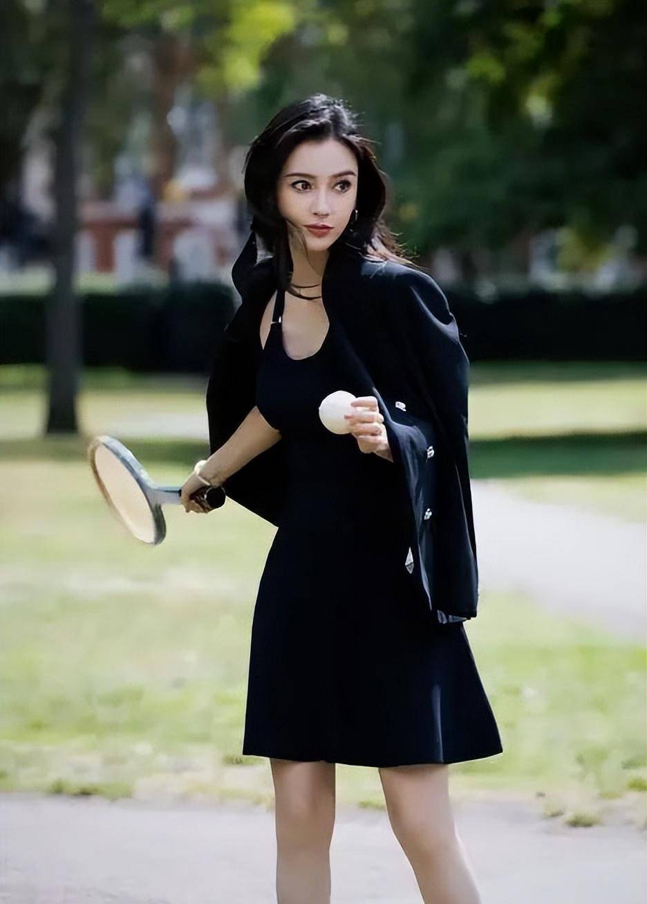 一头卷发,浓妆艳抹,尽显摩登时尚风格_造型_黑色_连衣裙