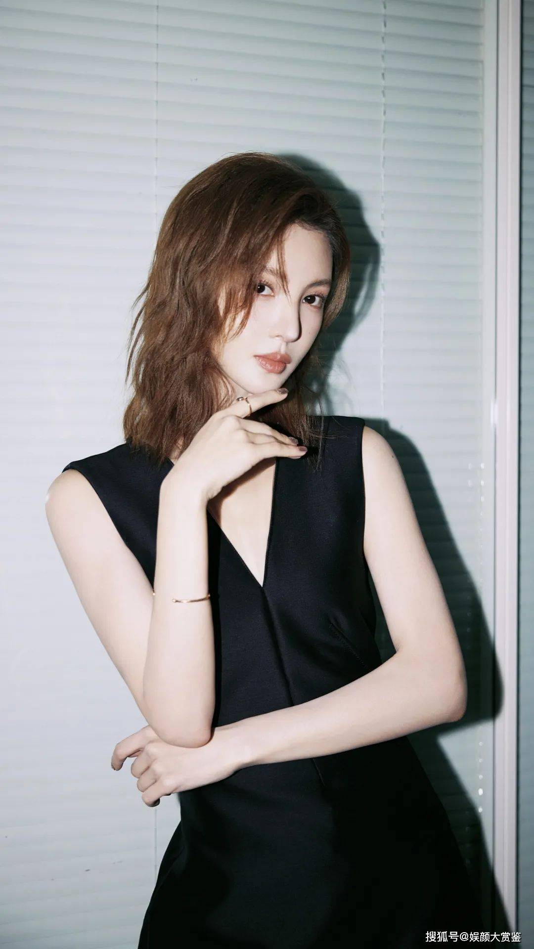 【金晨唯美写真】黑色v领短裙,甜美优雅,简约时尚_荣誉_造型_魅力