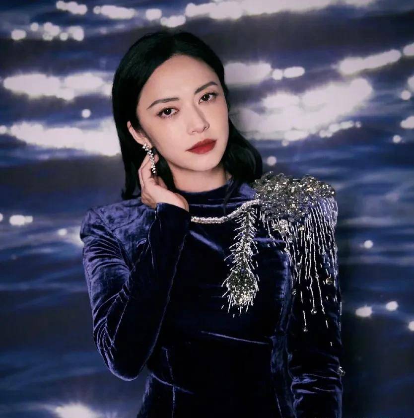 大嘴美女姚晨,笑得激情,张扬而又无所顾忌,简直是肆无忌惮_笑容_气质