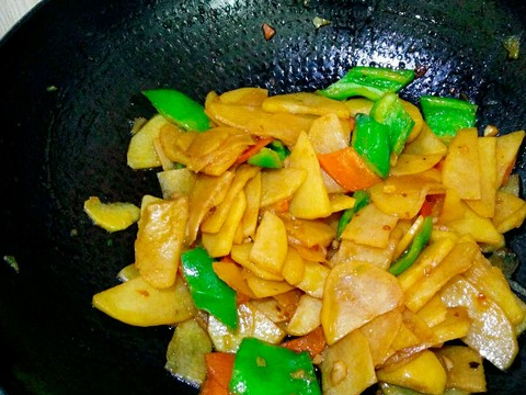 土豆和它才是“天生一对”，我家隔三差五必做，不放肉比肉还香！(图7)