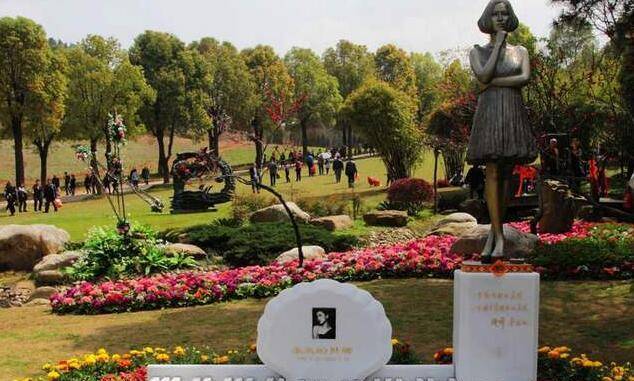 姚贝娜墓地,好似一片花海,少女铜像眺望远方好像还在歌唱_舞台_时候
