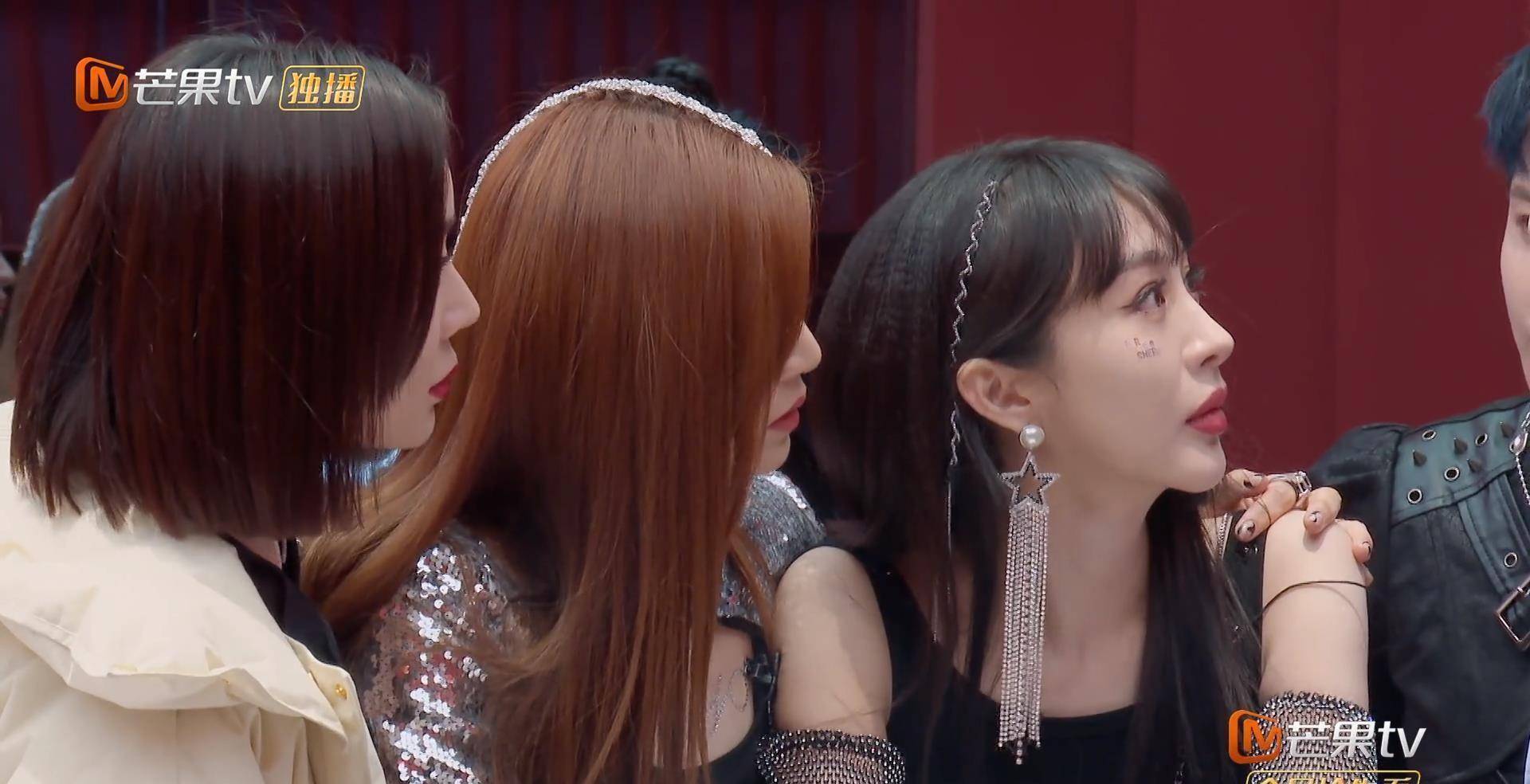 李菲儿望向贾青初舞台时,李菲儿演唱的歌曲是《有一个姑娘》.