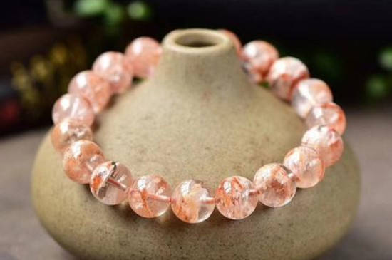 雪花幽灵是天然水晶,也被称为霜发晶和丝云母,是各种发晶发丝表面覆盖