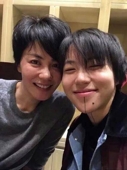 王菲看到窦靖童继承母亲的遗产一定很兴奋窦靖童虽然已经到了适婚年龄