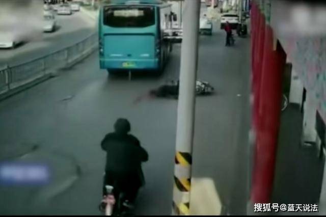 男子醉酒後撞上公交車,腦袋爆裂而亡,家人卻索賠失敗