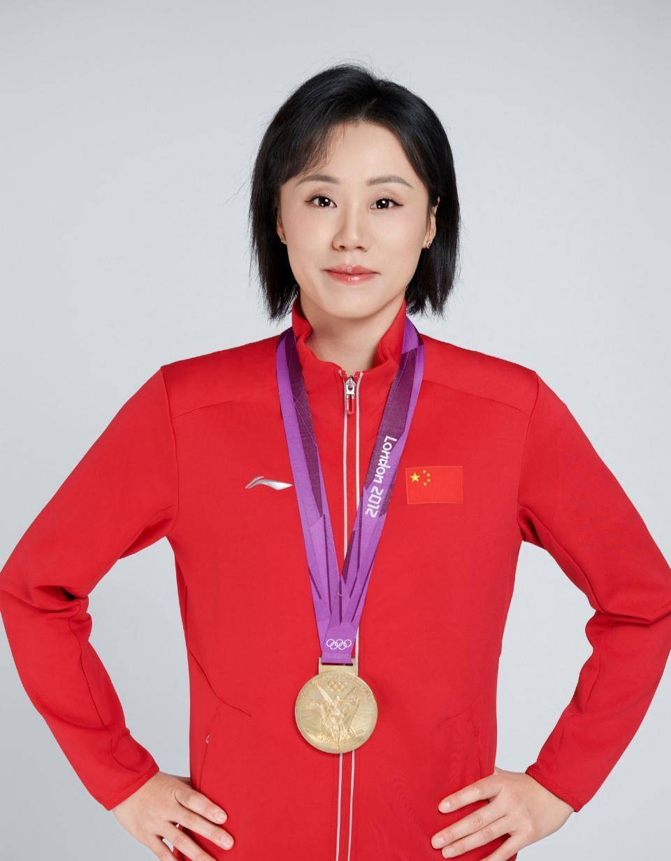 37岁国羽球星有站位,嫁给小3岁师弟后家庭生赢家