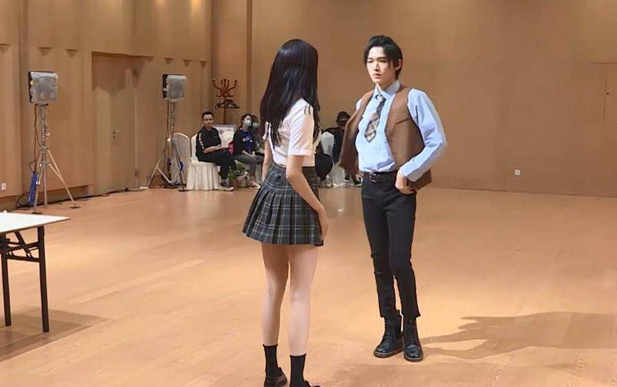 关晓彤宋亚轩跳舞花絮曝光,被强制要求贴近身体,这身材真实吗?