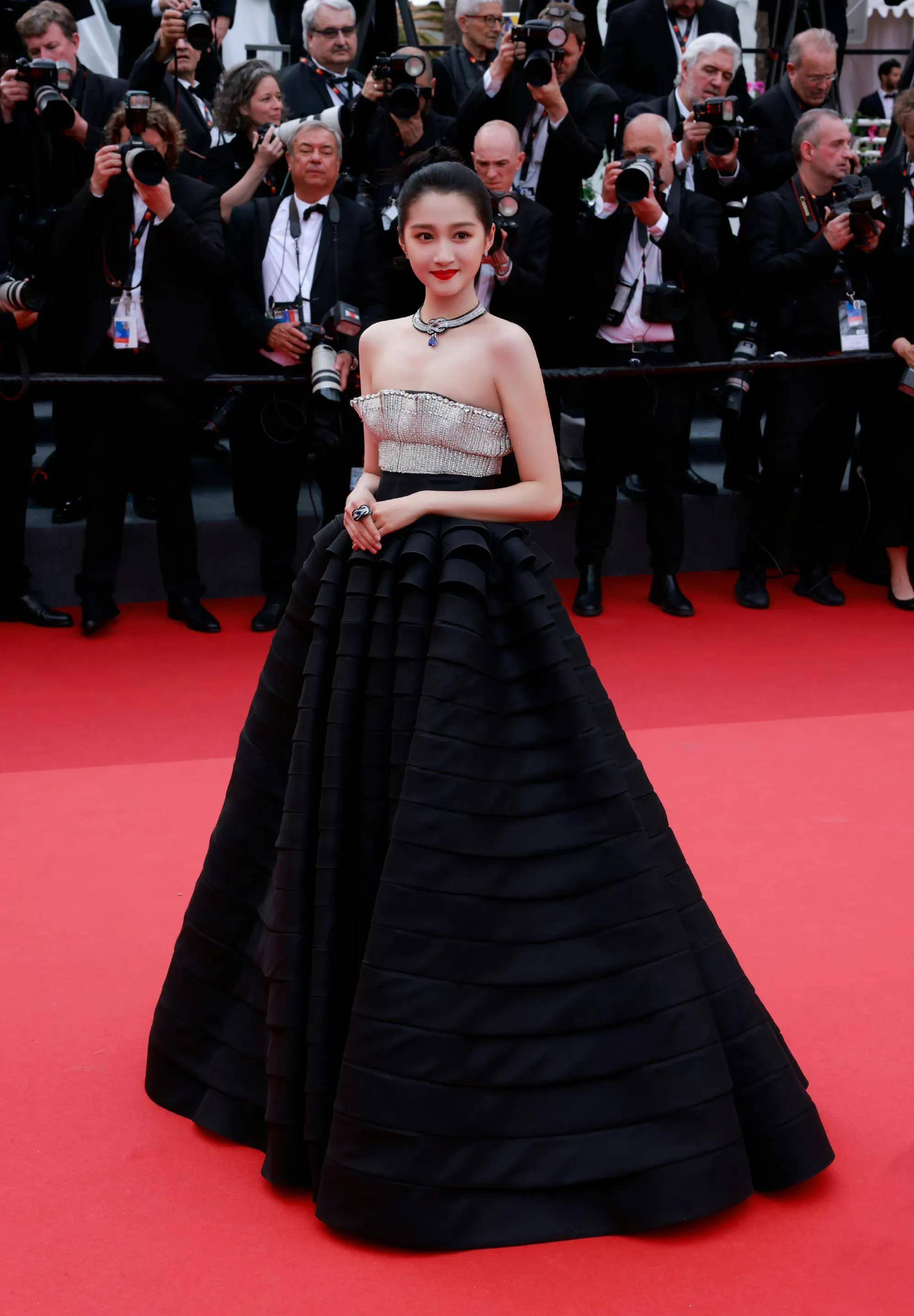 关晓彤亮相戛纳红毯惊艳亮相,闪闪发光的钻石配饰搭配抹胸礼服,高贵