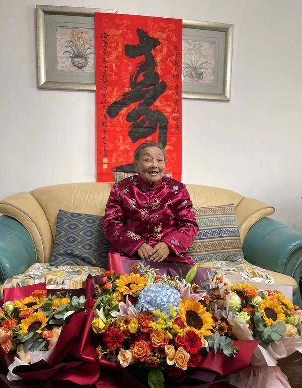 《穆桂英挂帅》马金凤病逝,享年100岁,生前最后露面照公开_弟子_演出