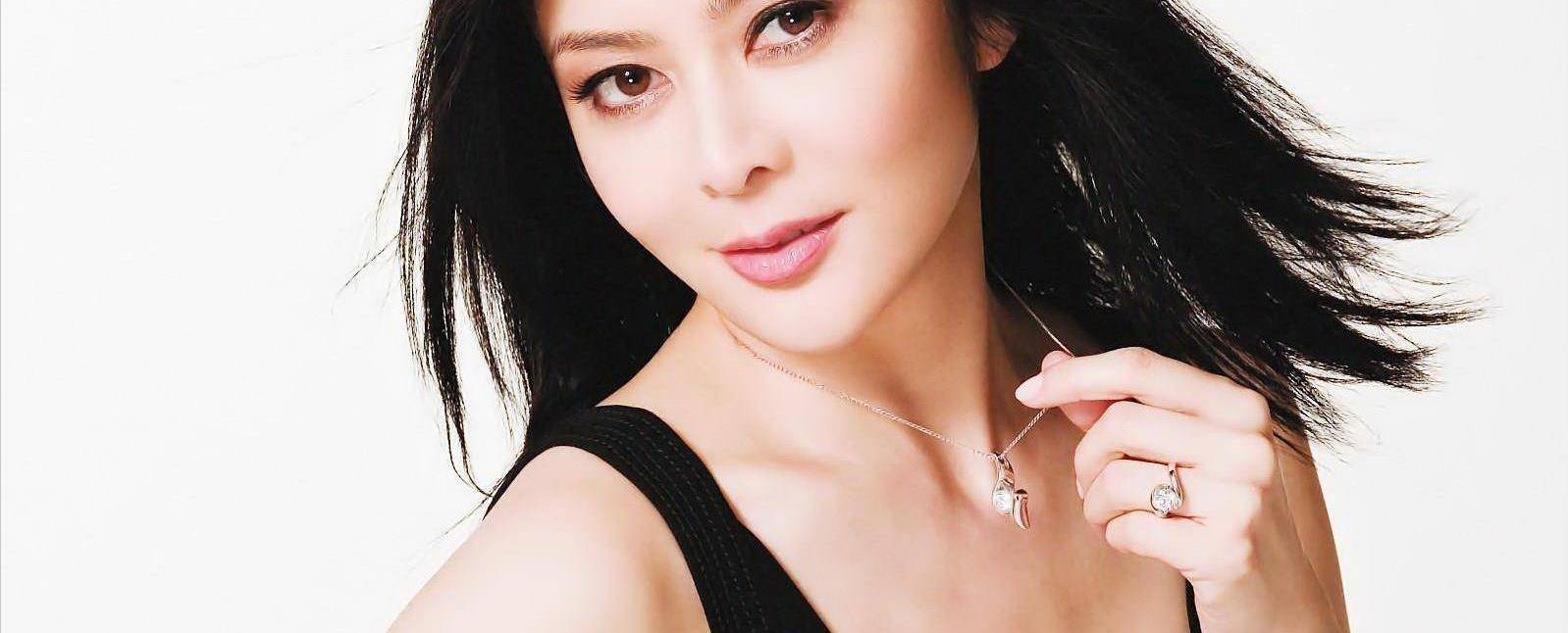 原创关之琳拍完冯小刚的《大腕》后,关之琳根本不知道冯小刚长什么样