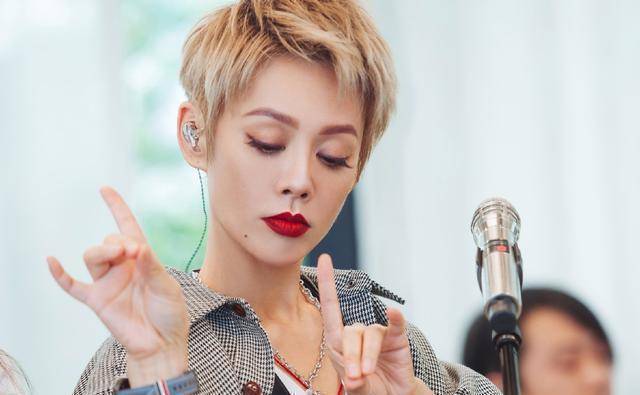 团综开播,她们的关系亲疏可见,扯头花的场面想想就算了_万茜_郁可唯