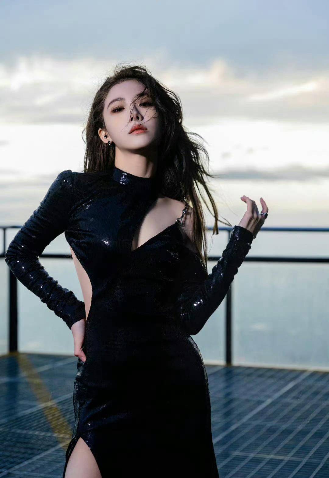 喻言一袭黑裙,美貌惊艳!_黑色_气质_连衣裙