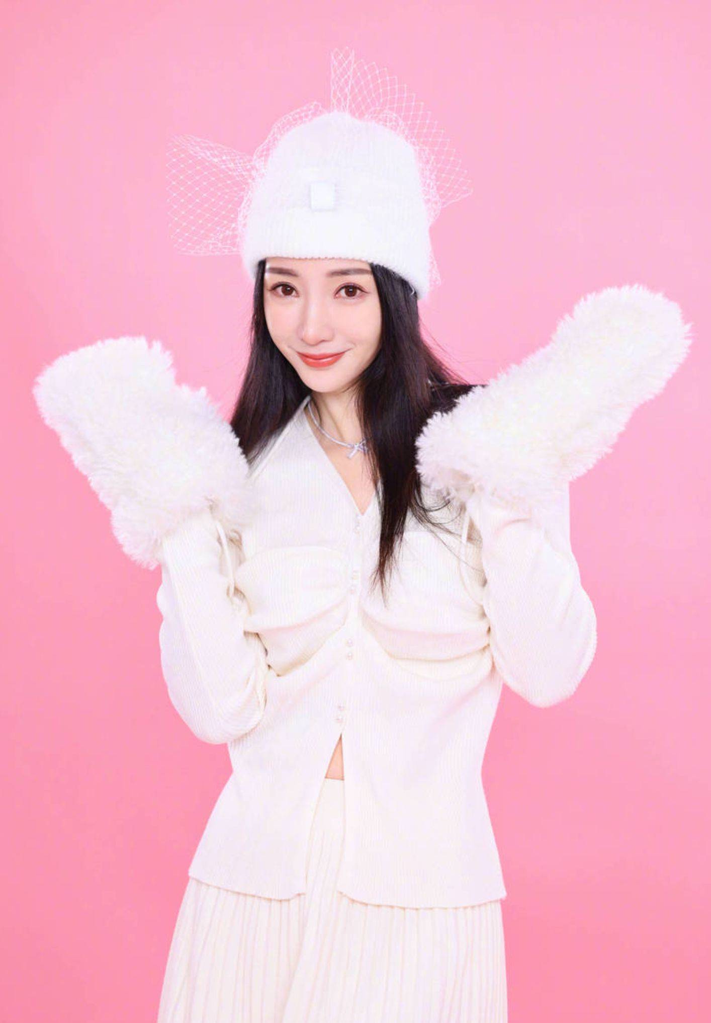 柳岩美腿纤细修长 穿粉色上衣搭配牛仔裙时尚靓丽_女性_生活_笑容