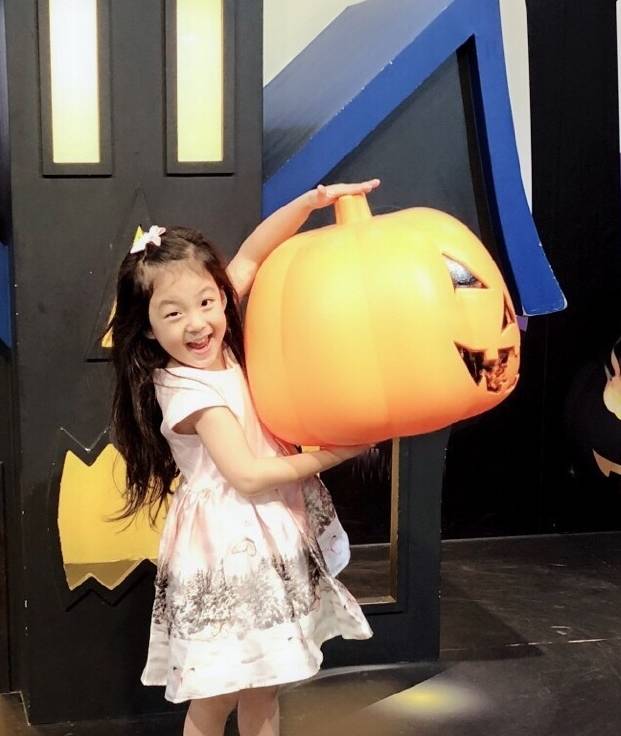 小泡芙轻摸陈小春的头,陈小春看着闺女幸福到不敢眨眼_生活_爸爸_女儿