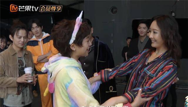 最新花絮,林更新找线索靠"闻",鬼鸥和鬼撒好甜_何炅_玩家_王鸥