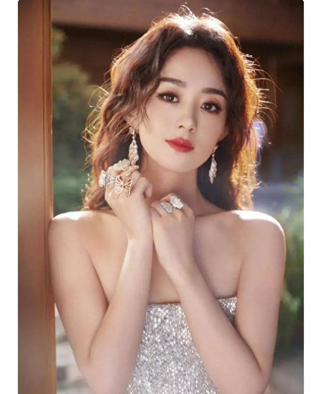 在这组照片中,赵丽颖穿着一件2023秋冬高级定制礼服,这件礼服的设计