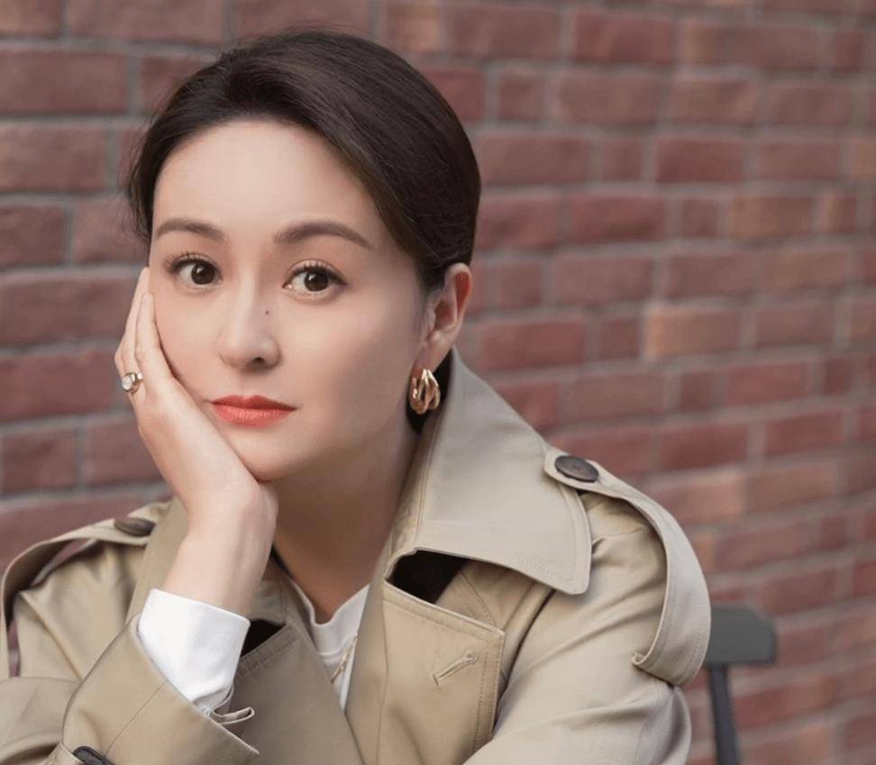 毫无绯闻的女明星,被富商苦追10年结婚,婚后和女儿一起被宠上天