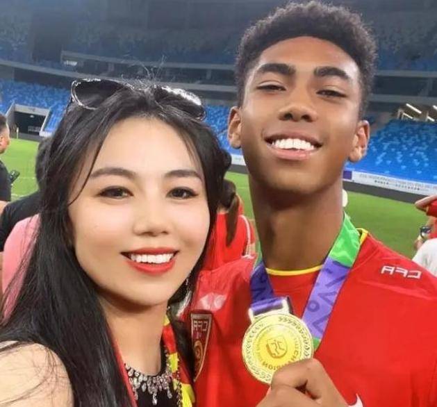 恒大再送10人赴西班牙留洋,15岁国少混血队长升1队踢中甲_东亚_胡喜文