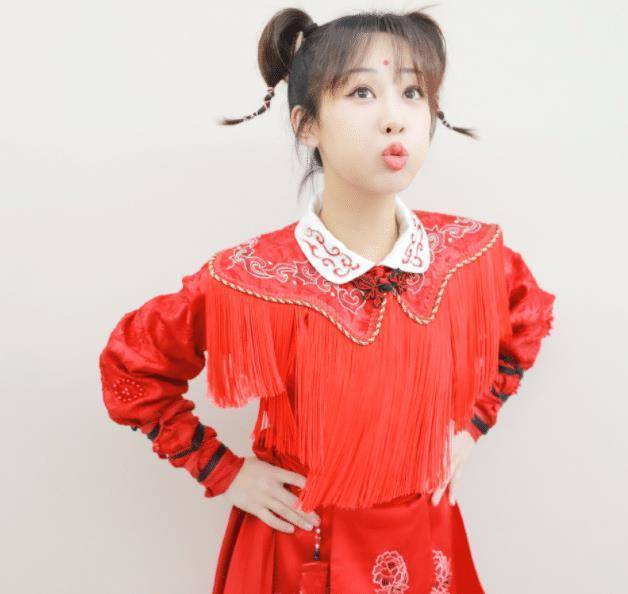杨紫新节目定妆照,梳两个羊角辫叉腰,嘟嘴卖萌,28岁扮可爱毫无违和感