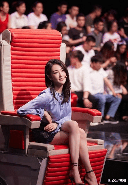 广东体育频道美女张可盈,不仅人美腿长声音嗲,而且极其敬业