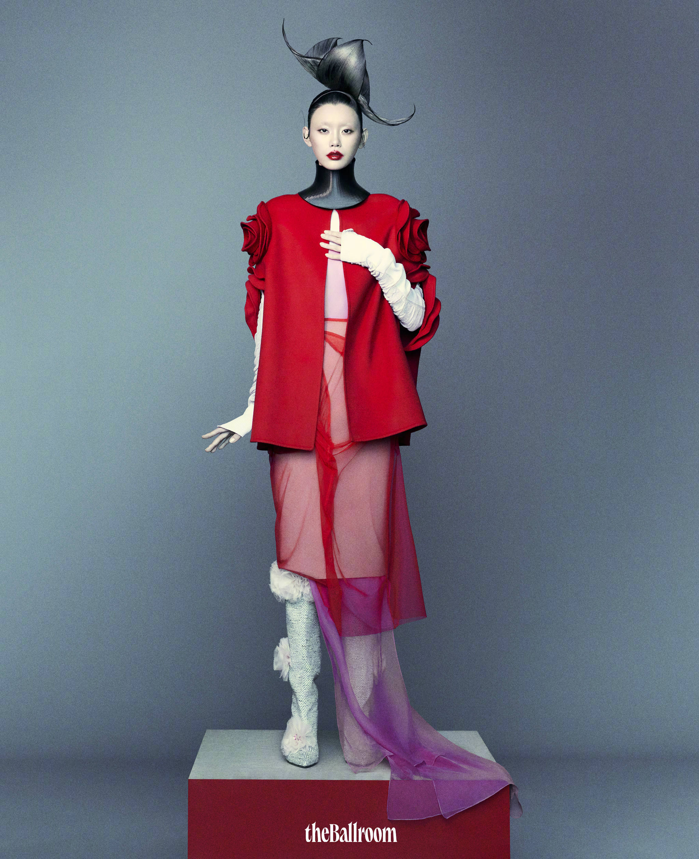 通过这组奇异之境的杂志大片,奚梦瑶以其超凡脱俗的气质和敢于突破