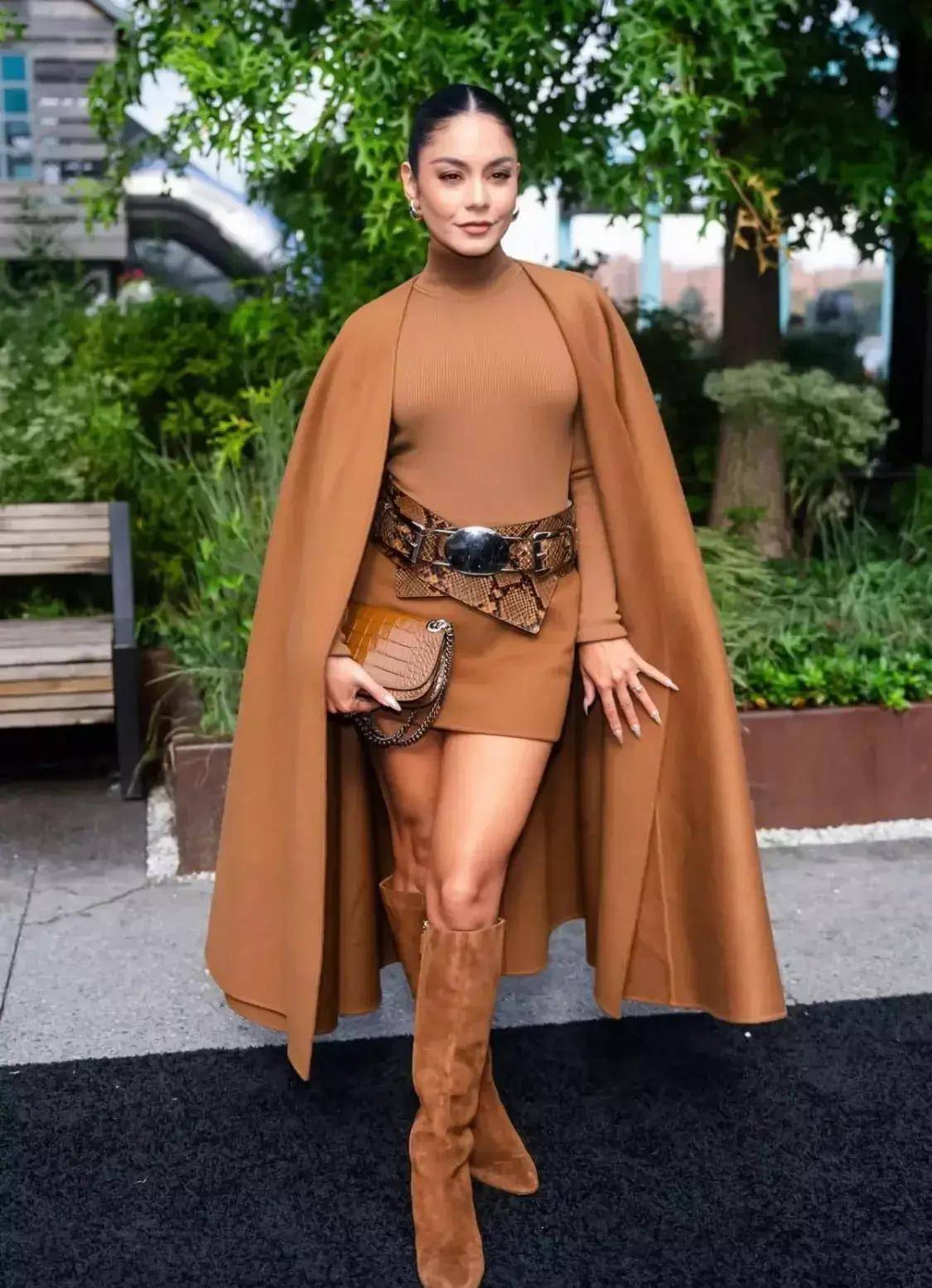 凡妮莎·哈金斯:棕色短裙勾勒完美曲线,同色长筒靴更显时尚品位