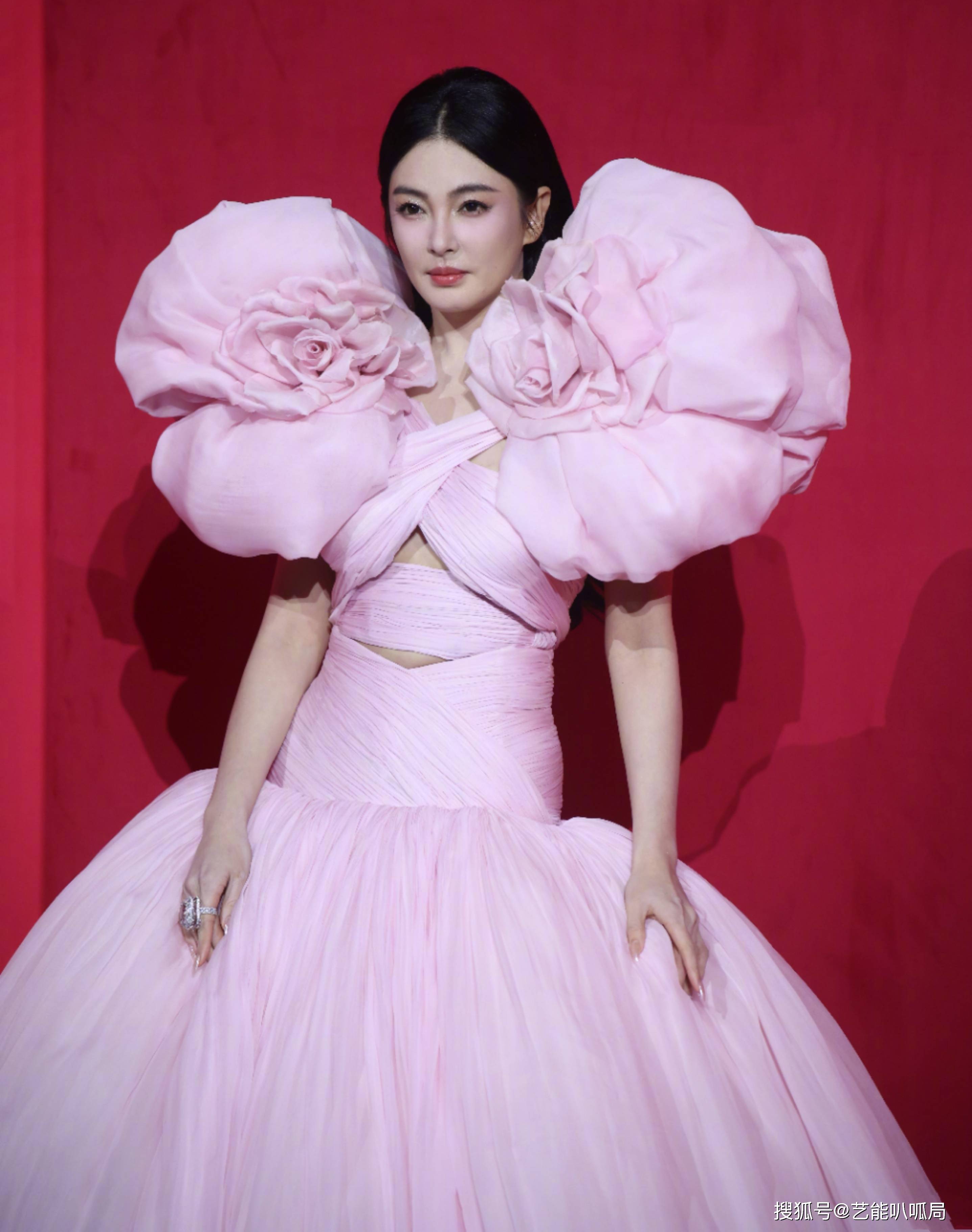 戴10只戒指,缠10层保鲜膜,好抓马_礼服_张雨绮_珊瑚