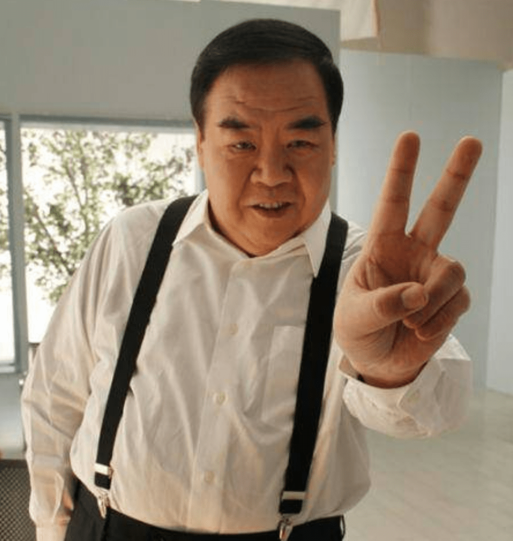 据报道,郑则仕的儿子甚至不理睬他,让他感到非常孤独和无助