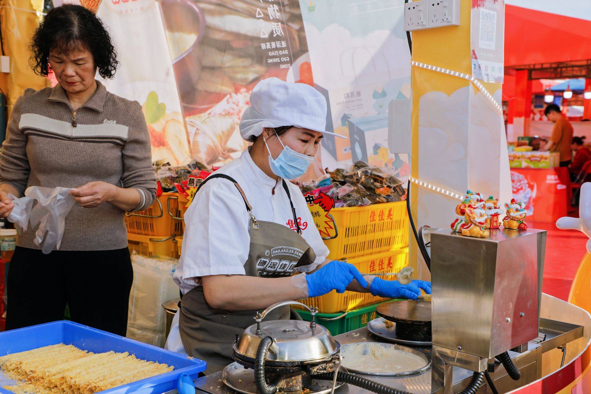 市民游客不仅能在这里感受浓浓的年味,更能现场购买东莞特色美味,手信