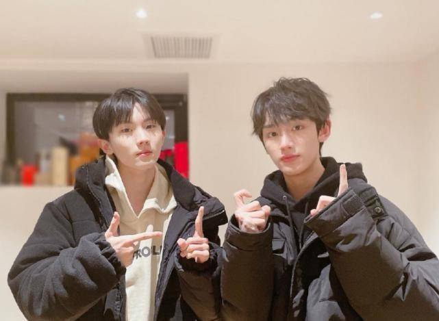 马嘉祺素颜照被疯传,卸掉浓妆失去滤镜,这才是18岁应该有的样子_时候