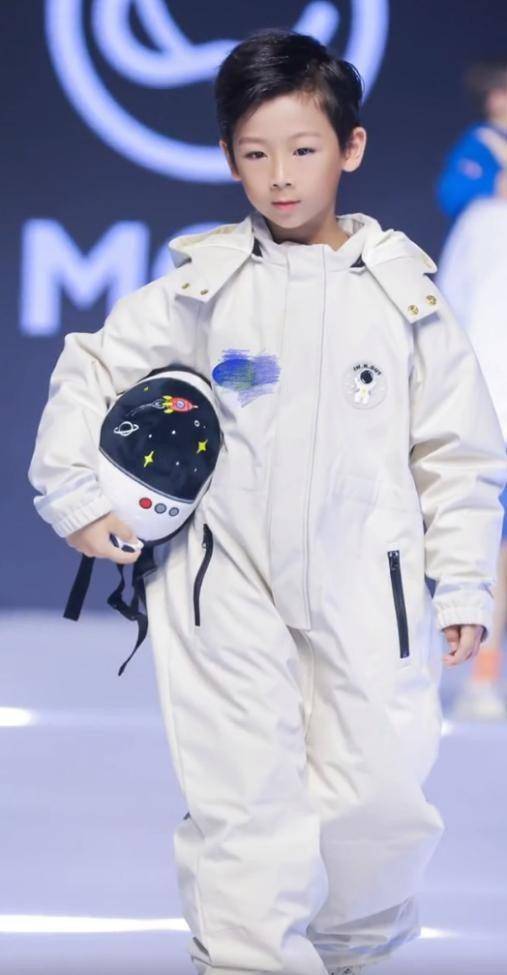 陈浩民一家六口走秀,儿子继承妈妈高颜值,曾因五年生