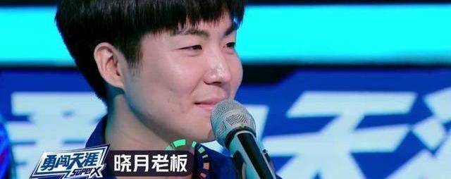 面对一些心有不甘的参赛选手,青峰只得求助于李宇春和华晨宇.