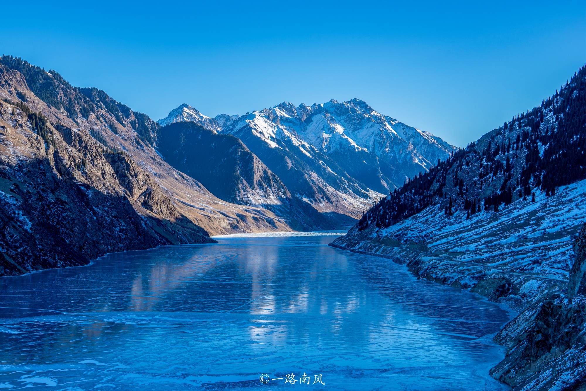 新疆宝藏级旅游县,自古盛产汗血宝马,玉湖的蓝冰世界罕见