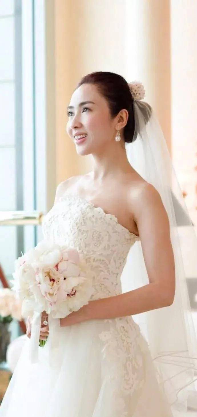 但兩人婚後夫妻感情穩定,相互扶持,結婚13年,依舊恩愛如初.