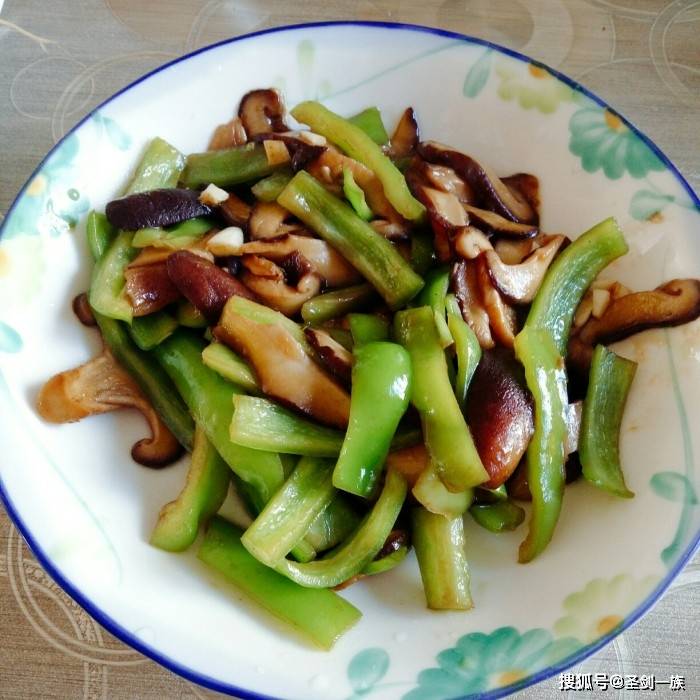 食材準備:香菇,小米椒,線椒,大蒜,生抽,蠔油,食鹽,澱粉製作過程:1.