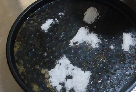 电饼铛脏了难清洗？教你一个小窍门，不用洗洁精，油污自己掉下来(图2)