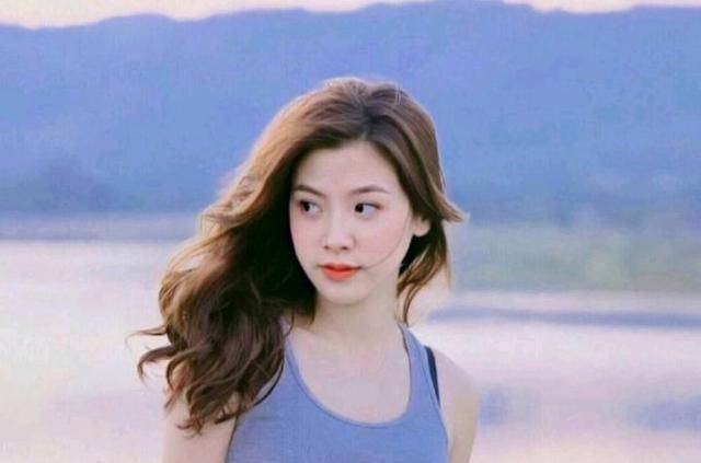 李知恩是韩国流行乐女歌手,影视演员,节目主持人,《浪姐3》《浪姐4》