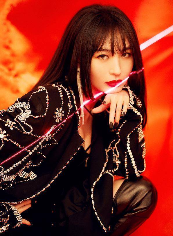 李菲儿穿热裤秀身材,baby看了都绕路走_观众_魅力_时尚