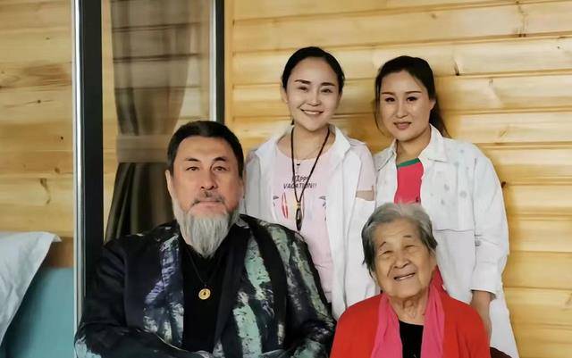 66岁"关羽"陆树铭去世,一年前母亲刚离世,全家福让人泪目!