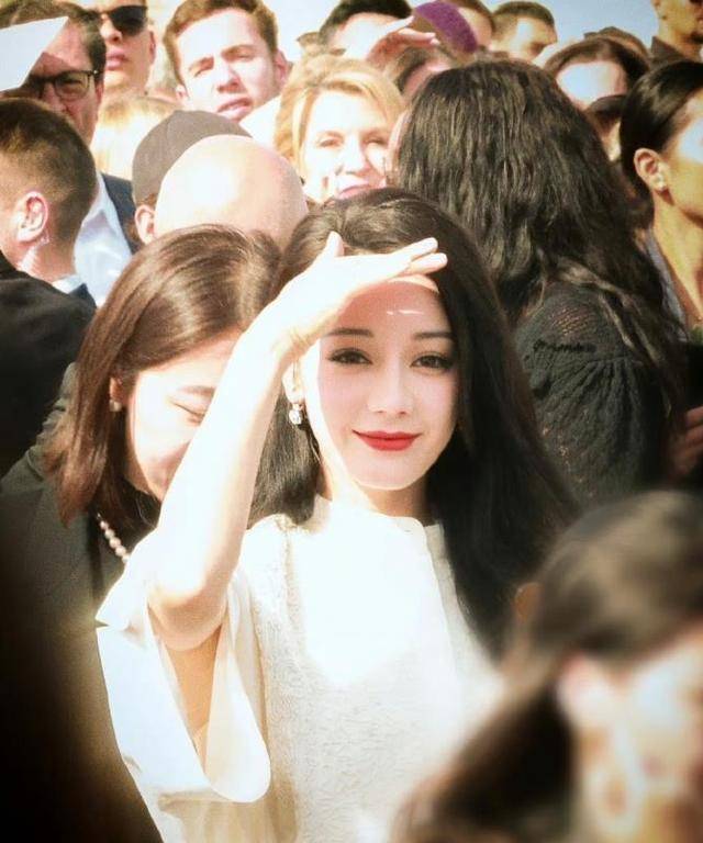 众星巴黎时装周:迪丽热巴受追捧,王俊凯被拥堵,周冬雨低调!
