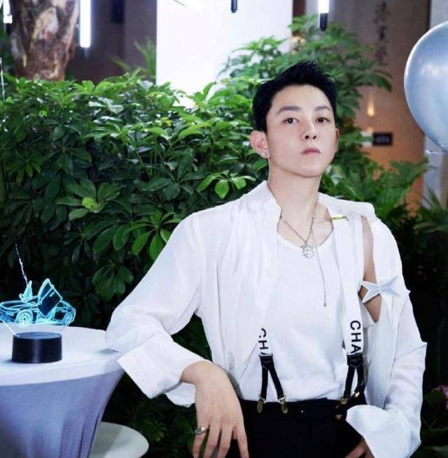 深夜晒贴脸照为对方庆生,对方神似陈冠希_皇甫圣_网友_美甲