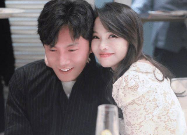 伊能静53岁生日宴,秦昊笑出一脸褶子,小米粒长发披肩像极了妈妈_管理